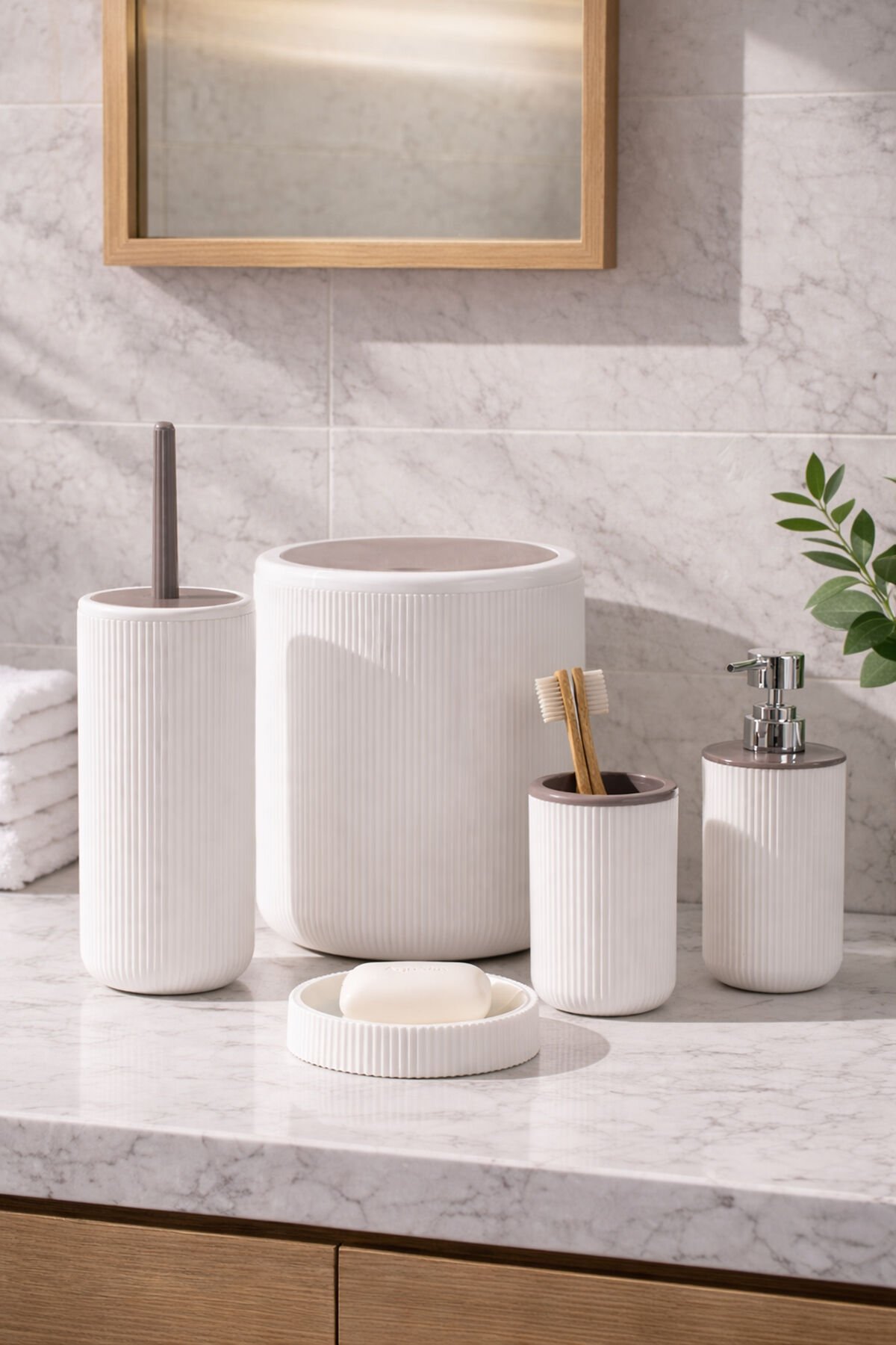 Perotti 33031500001-2 5 Parça Yuvarlak Banyo Seti - Çöp Kovası, Sabunluk, Diş Fırçalığı Ve Silikon Wc Fırçası Beyaz Taupe Beyaz - Gri